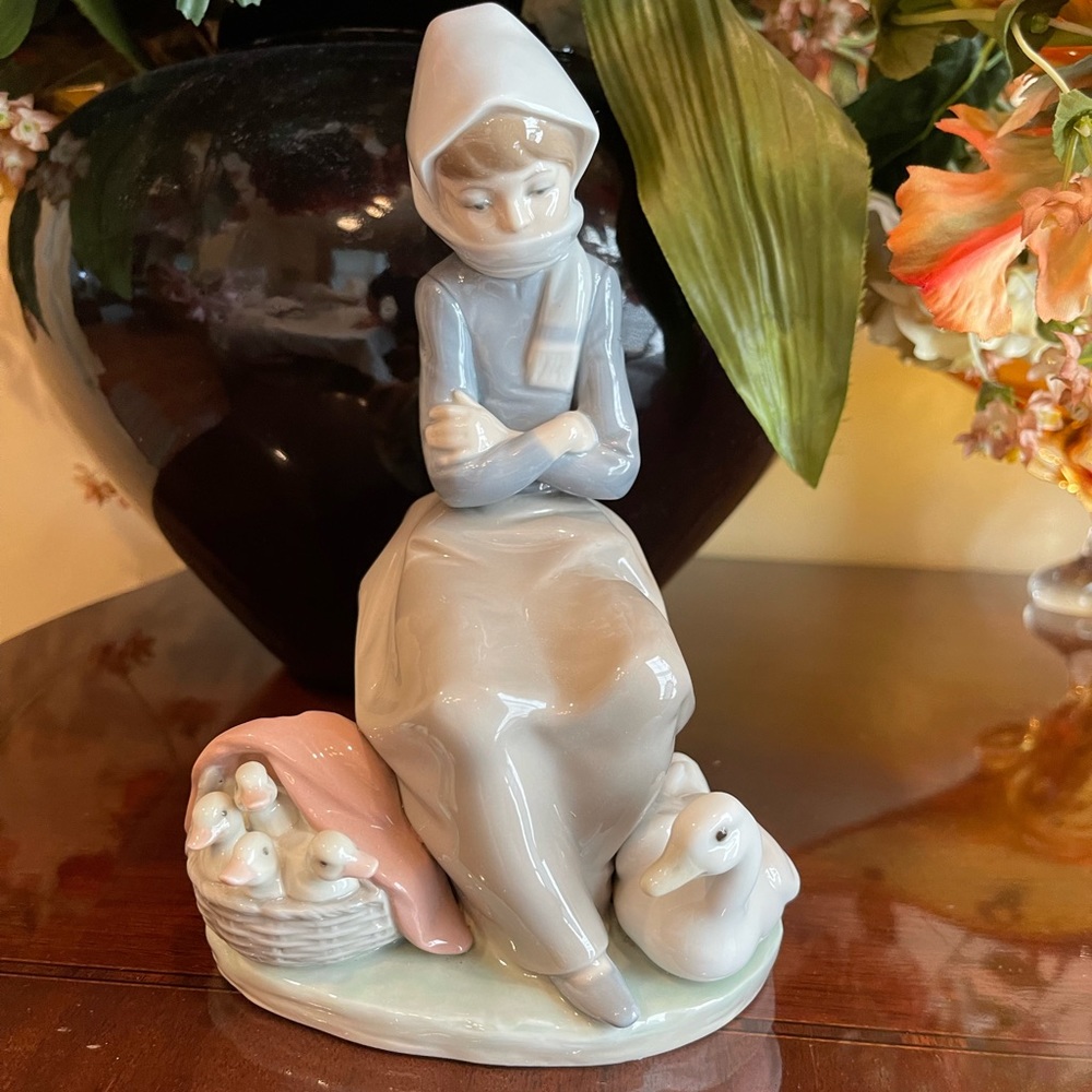 Lladro #1267 Girl sitting w/ducks.